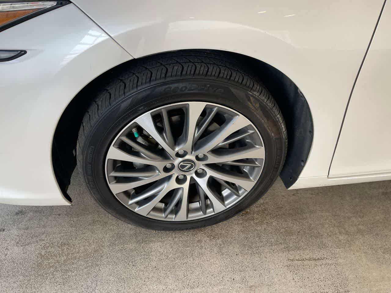 Thumbnail: 2020 Lexus ES - 10