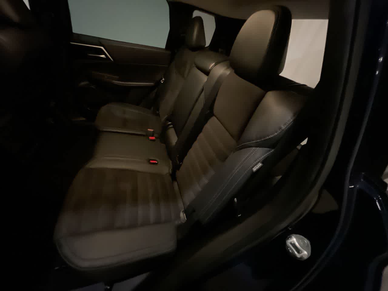 Thumbnail: 2023 Mitsubishi Outlander - 21