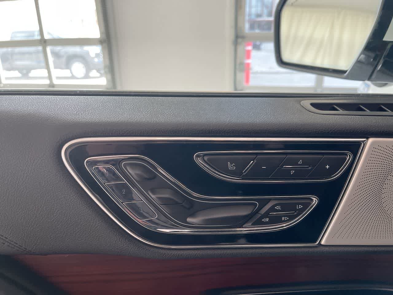 Thumbnail: 2020 Lincoln Navigator - 18