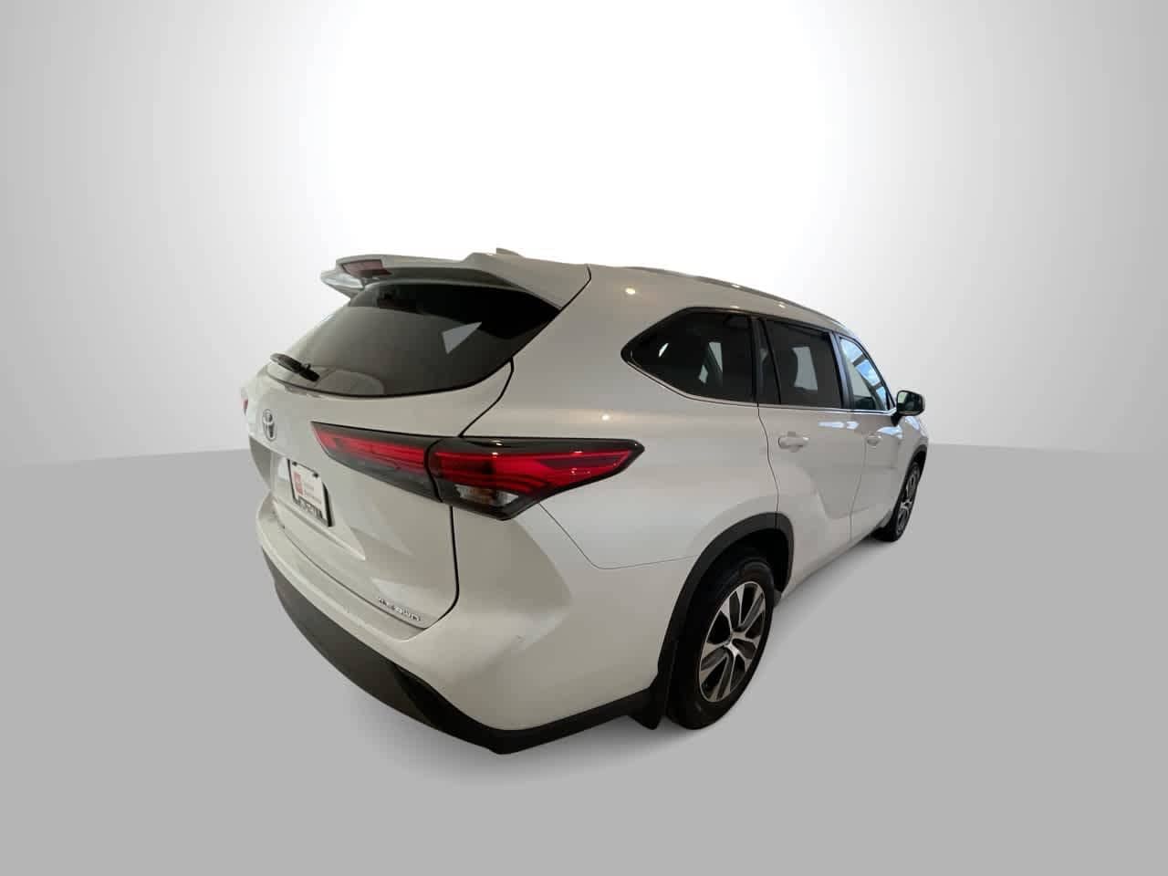 Thumbnail: 2023 Toyota Highlander - 8