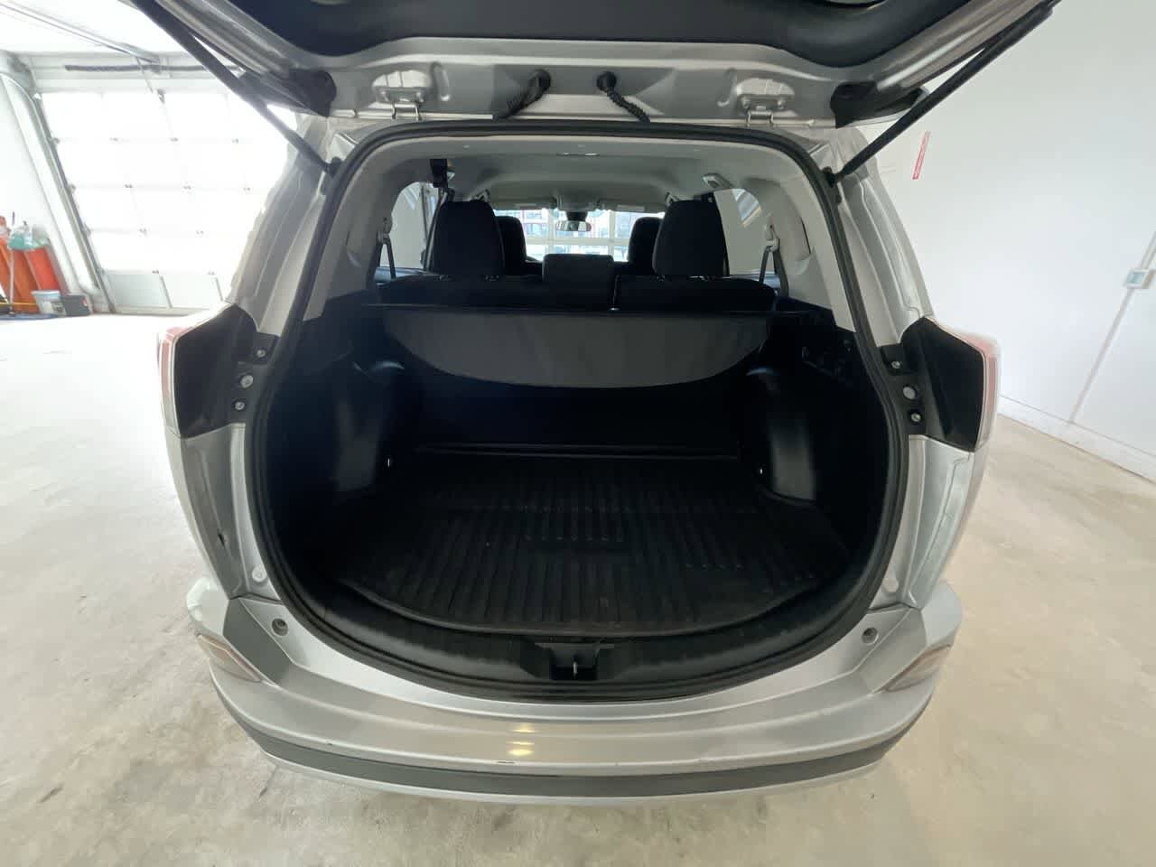 Thumbnail: 2018 Toyota RAV4 - 22