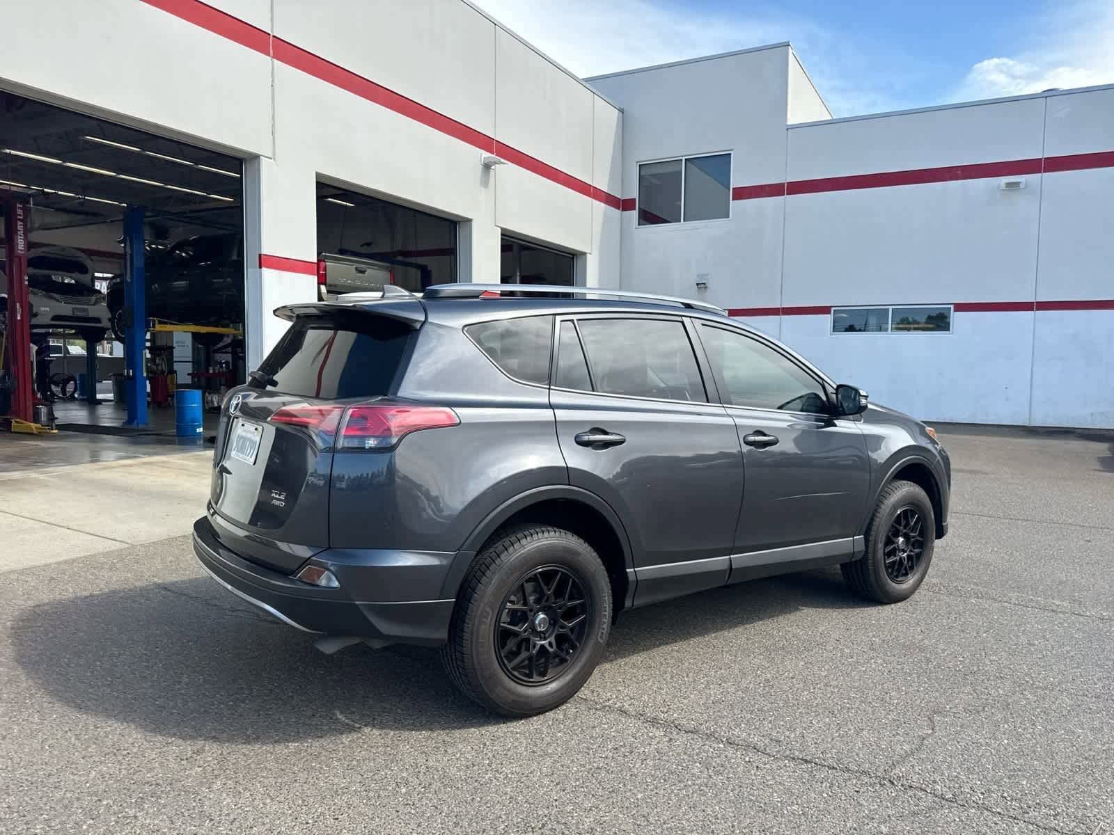 Thumbnail: 2018 Toyota RAV4 - 8