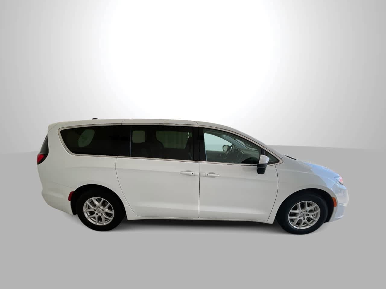 Thumbnail: 2023 Chrysler Pacifica - 9