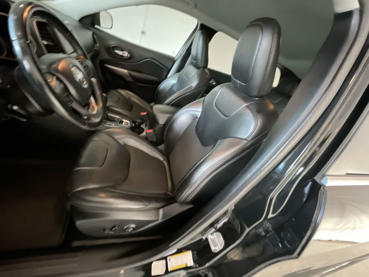 Thumbnail: 2019 Jeep Cherokee - 11