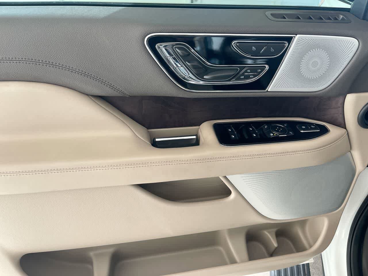 Thumbnail: 2022 Lincoln Navigator L - 13
