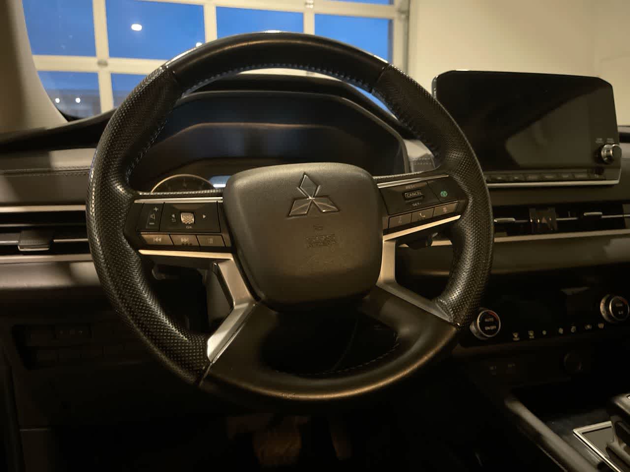 Thumbnail: 2023 Mitsubishi Outlander - 14