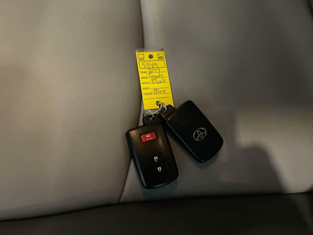 Thumbnail: 2017 Toyota Prius v - 26