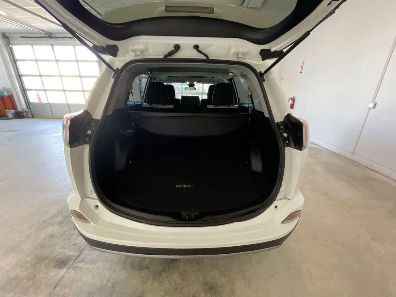 Thumbnail: 2018 Toyota RAV4 - 23