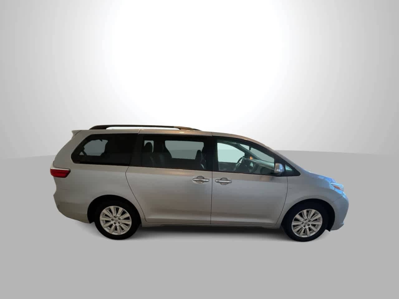 Thumbnail: 2016 Toyota Sienna - 9