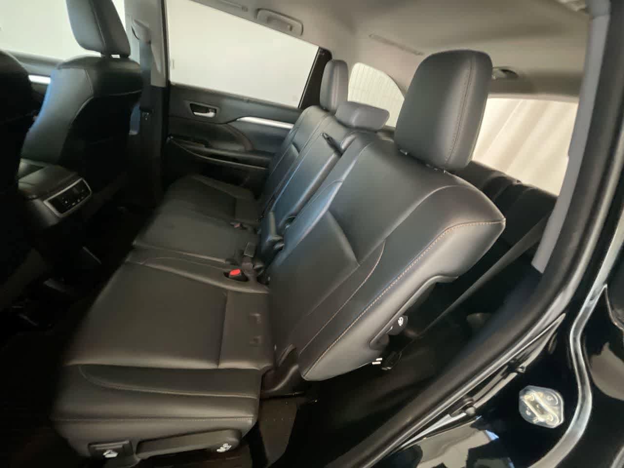 Thumbnail: 2015 Toyota Highlander - 22