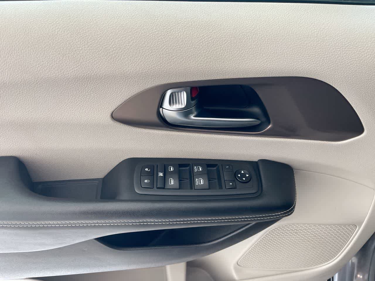 Thumbnail: 2021 Chrysler Voyager - 13