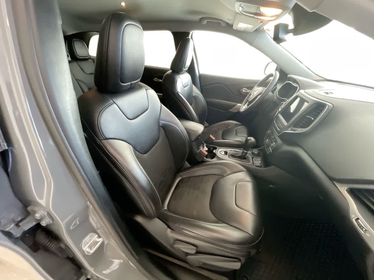 Thumbnail: 2022 Jeep Cherokee - 24