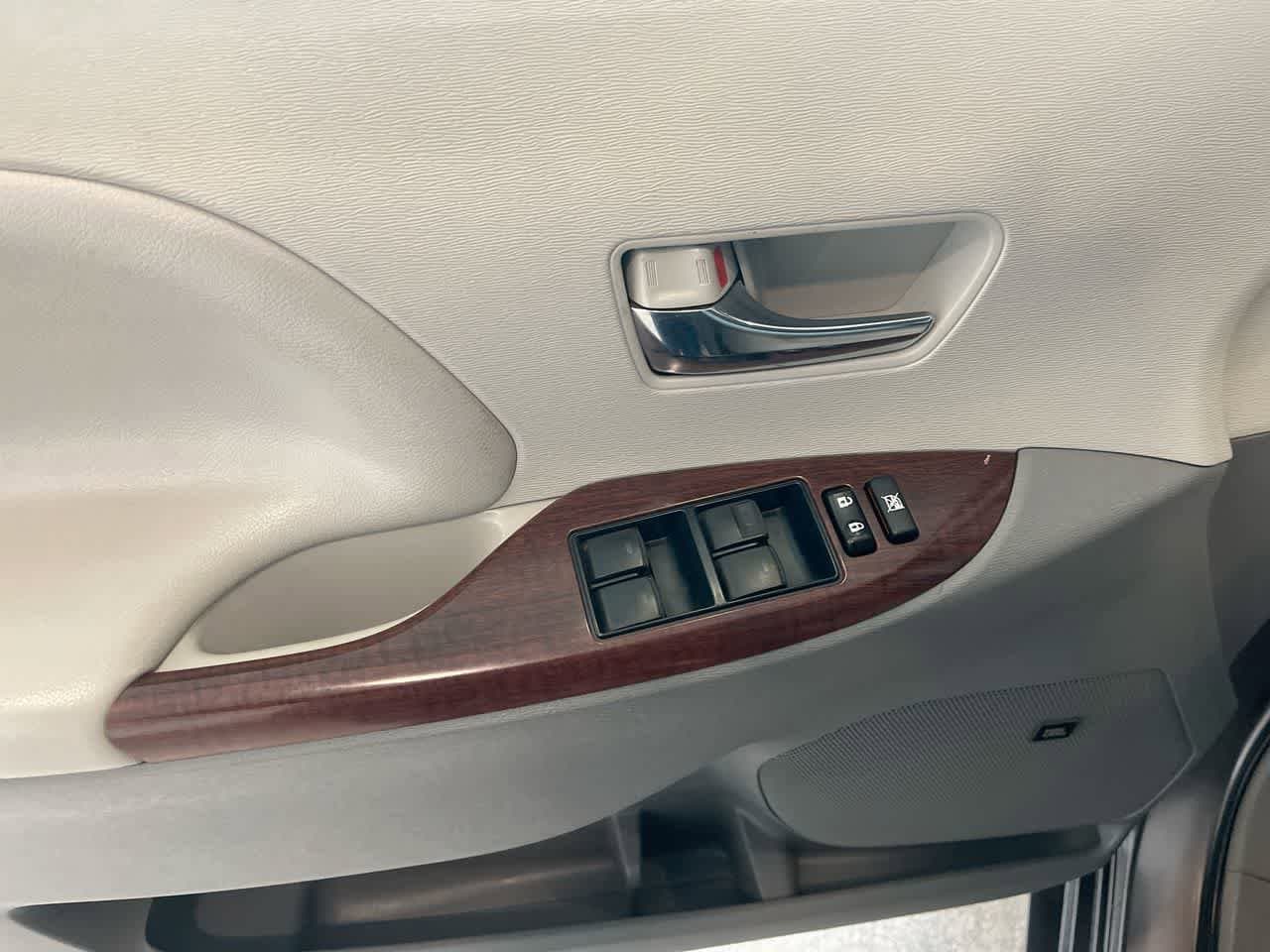 Thumbnail: 2014 Toyota Sienna - 11