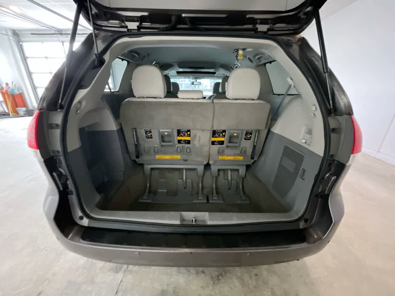 Thumbnail: 2014 Toyota Sienna - 23