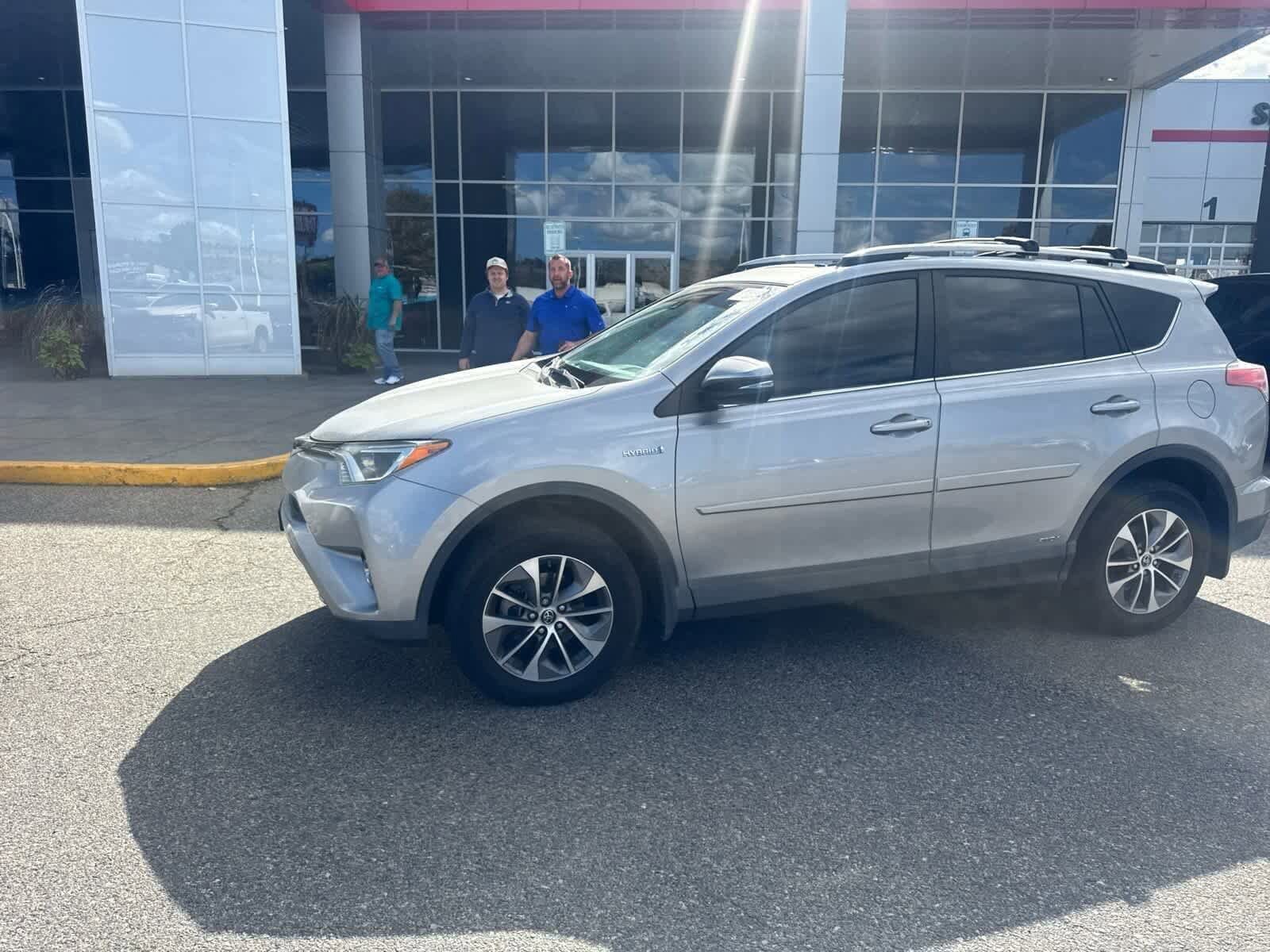2018 Toyota RAV4 Hybrid XLE photo 2