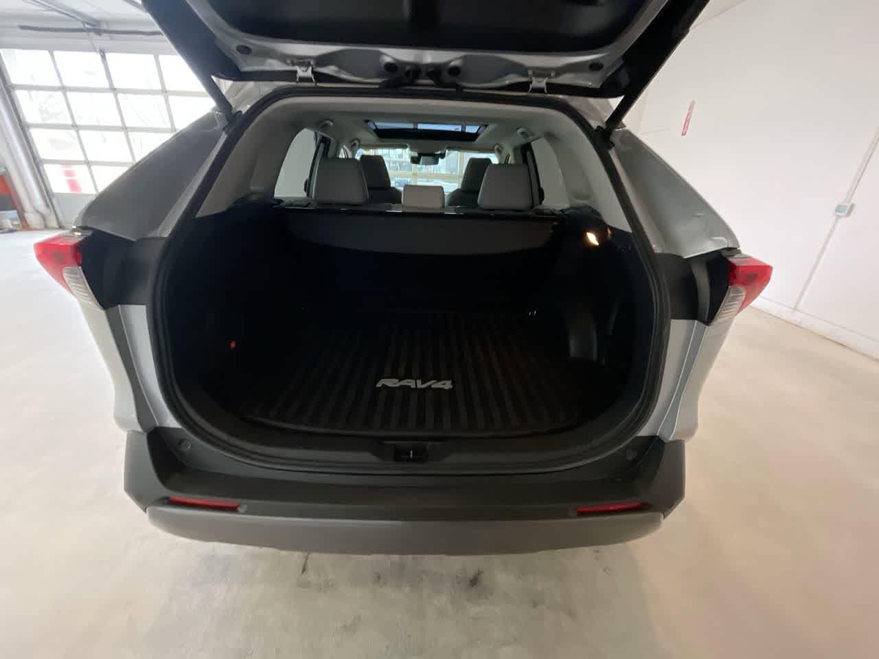 Thumbnail: 2020 Toyota RAV4 - 24