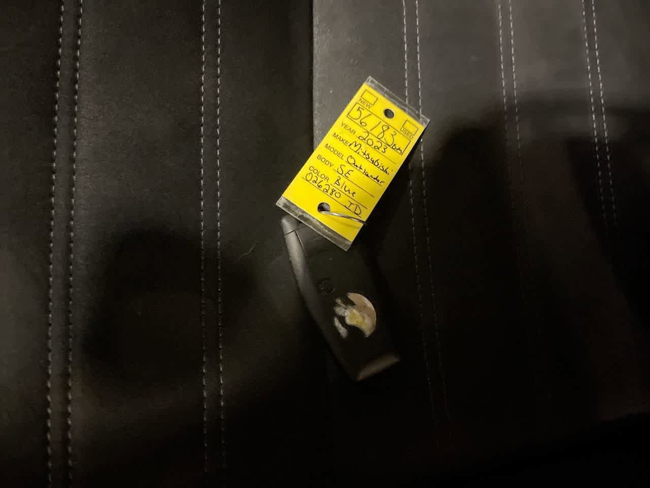 Thumbnail: 2023 Mitsubishi Outlander - 25