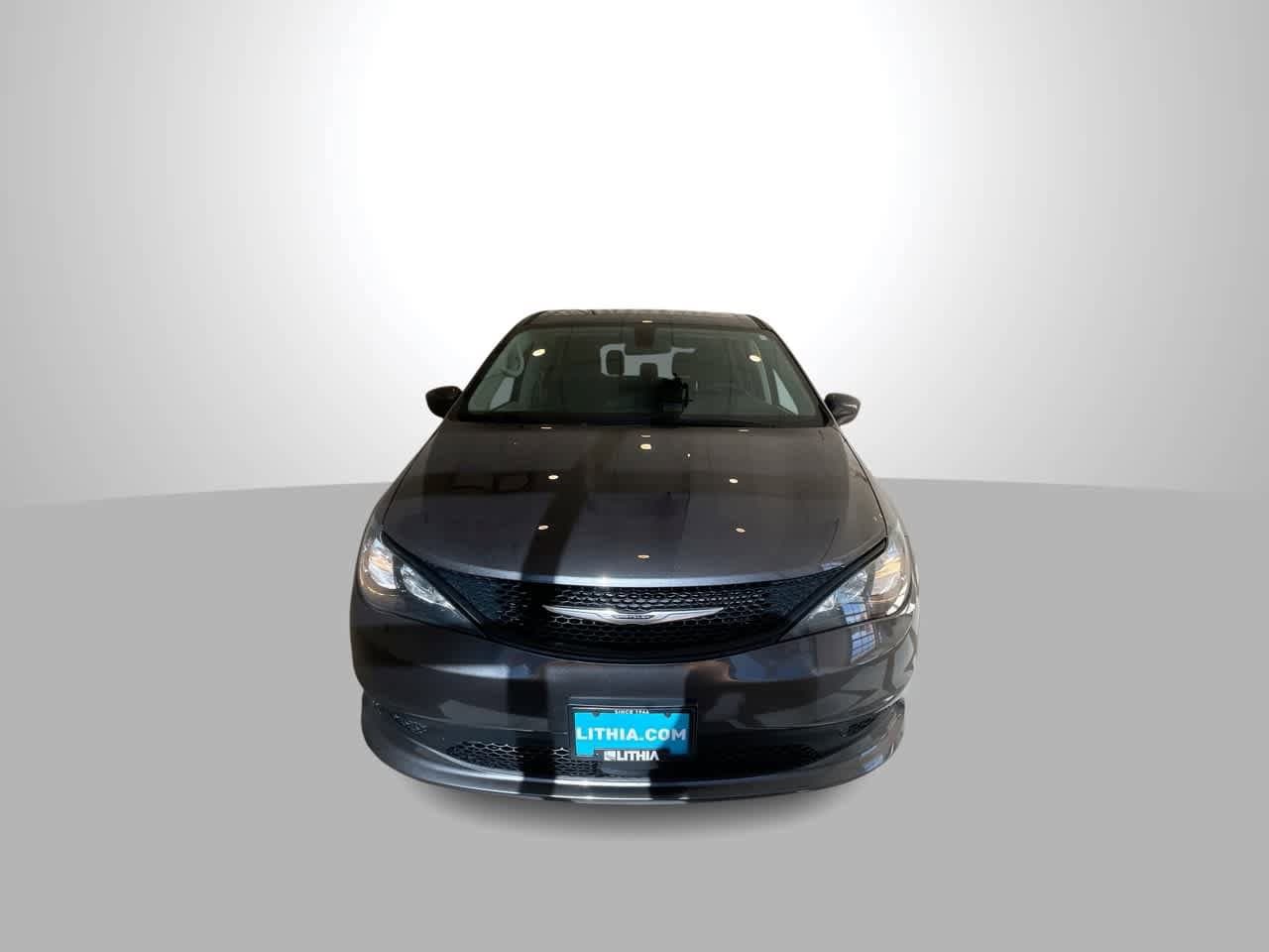 Thumbnail: 2021 Chrysler Voyager - 3