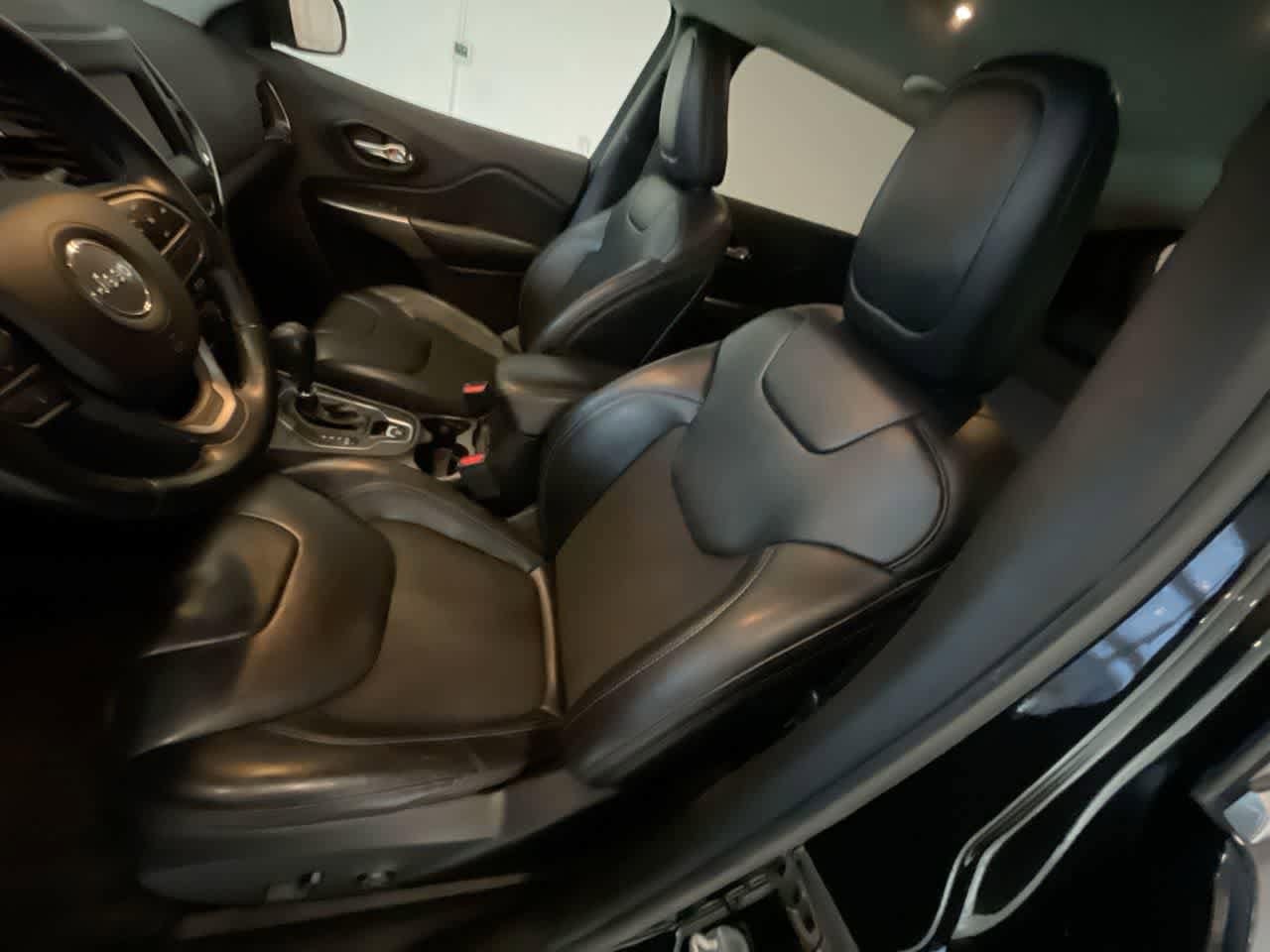 Thumbnail: 2019 Jeep Cherokee - 11