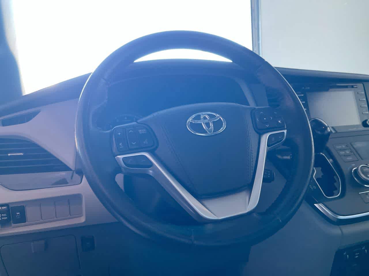 Thumbnail: 2019 Toyota Sienna - 14