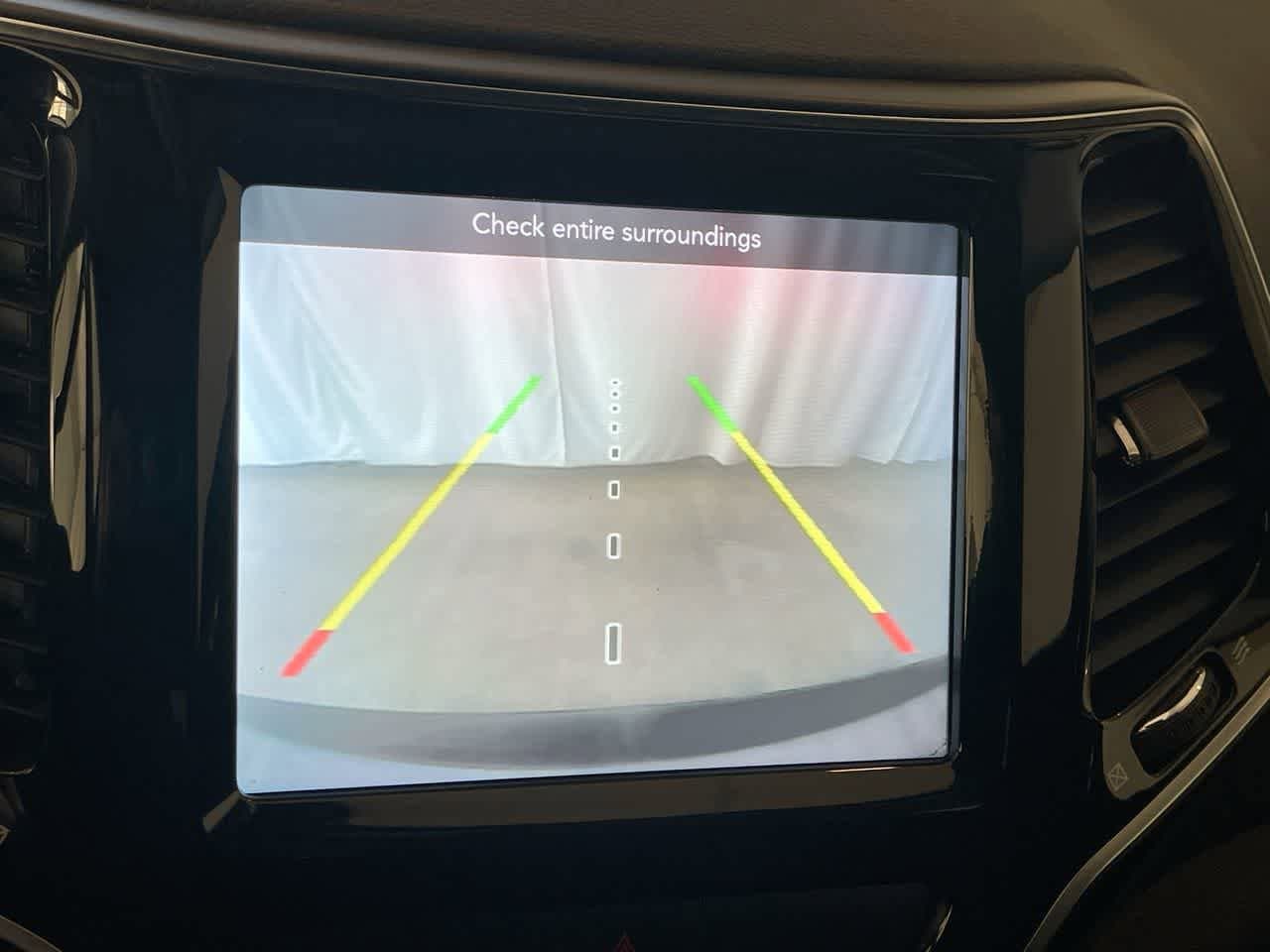 Thumbnail: 2019 Jeep Cherokee - 17