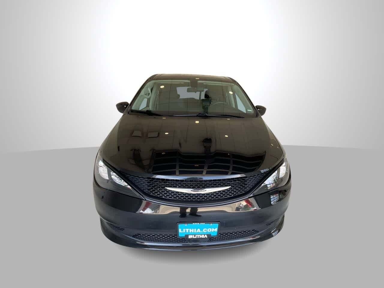 2022 Chrysler Voyager LX photo 3