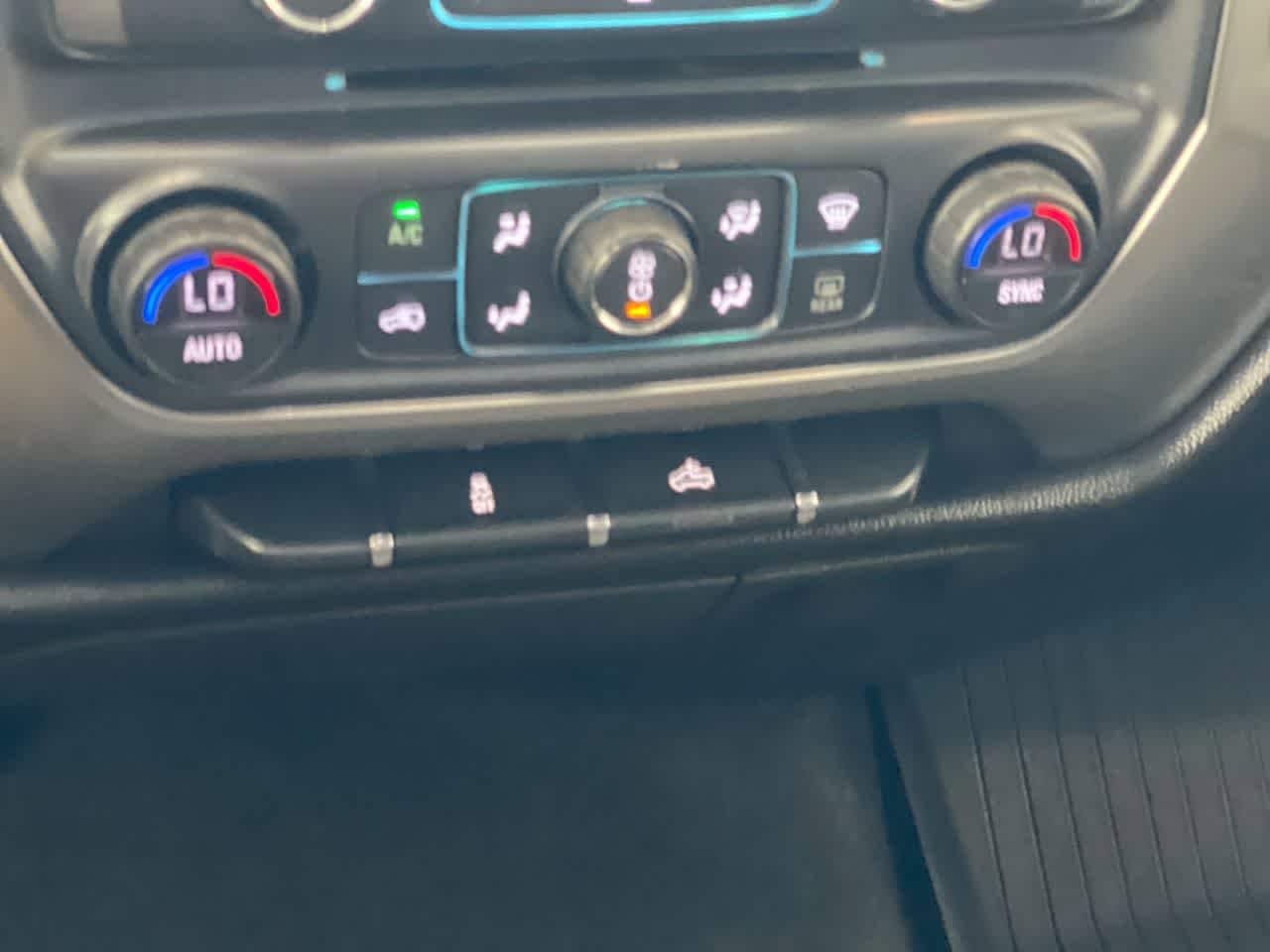 Thumbnail: 2018 Chevrolet Silverado 1500 - 19