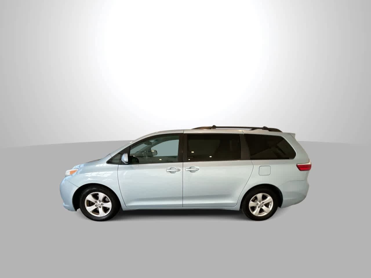 Thumbnail: 2015 Toyota Sienna - 5