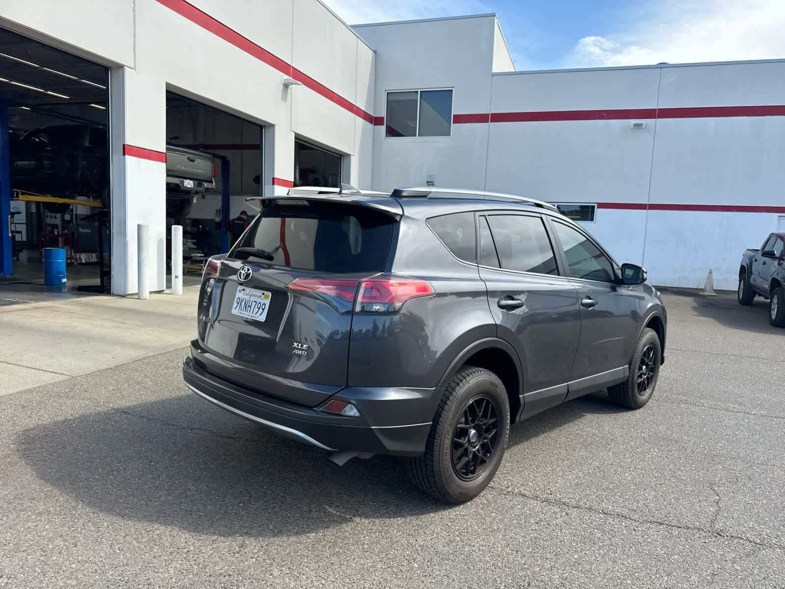 Thumbnail: 2018 Toyota RAV4 - 9