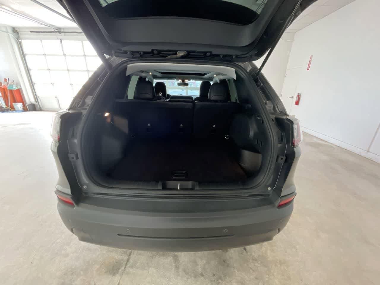 Thumbnail: 2020 Jeep Cherokee - 24