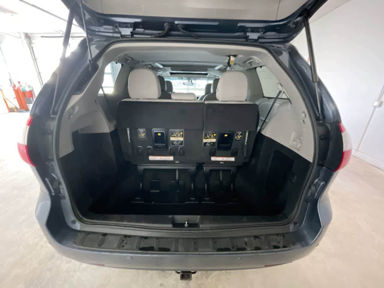 Thumbnail: 2017 Toyota Sienna - 25