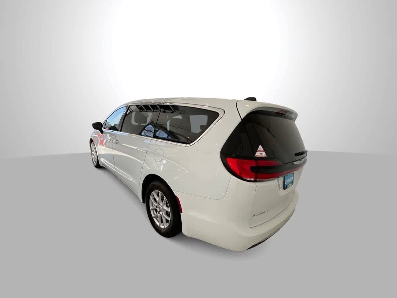 Thumbnail: 2023 Chrysler Pacifica - 6