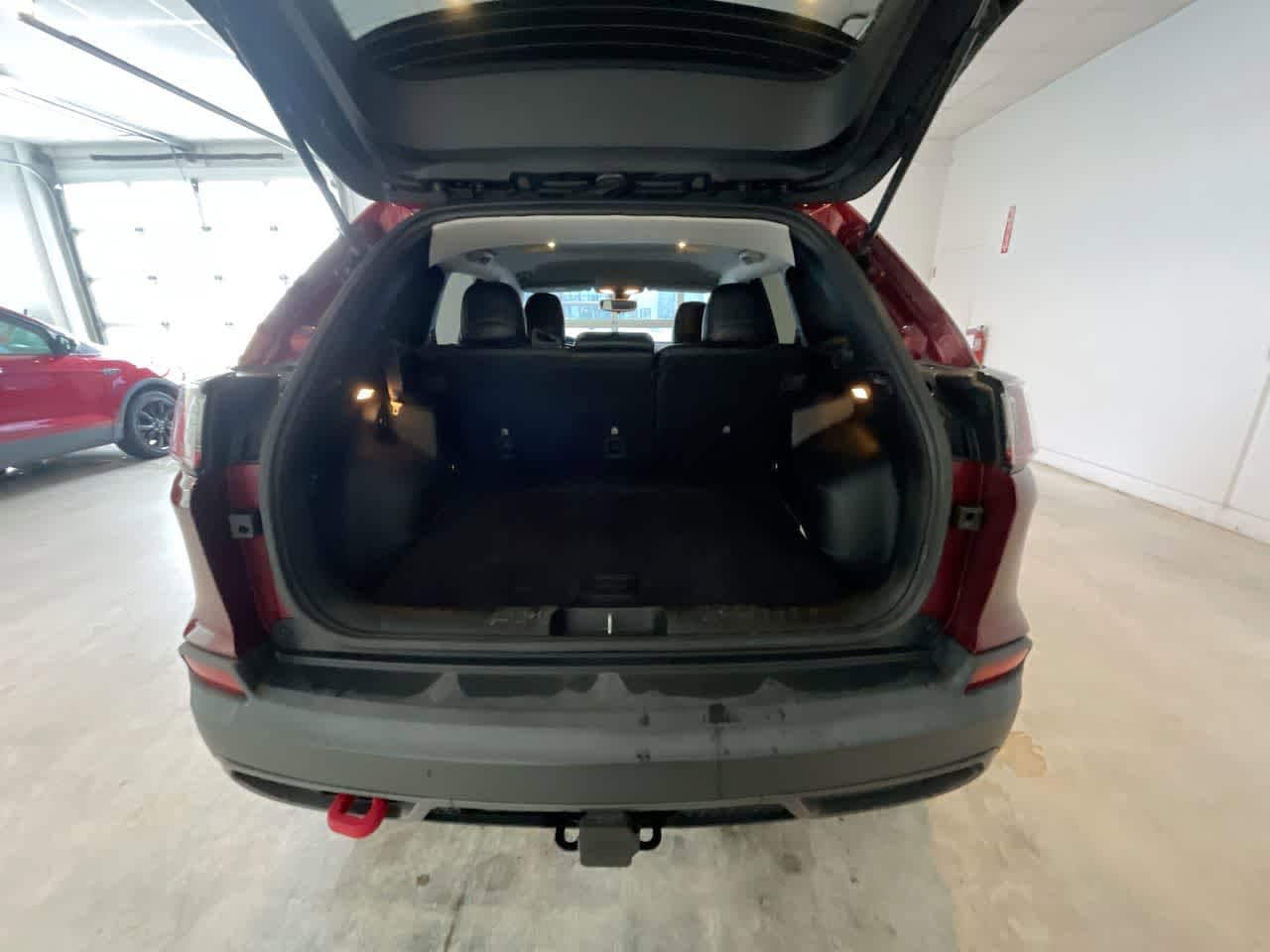 Thumbnail: 2019 Jeep Cherokee - 23