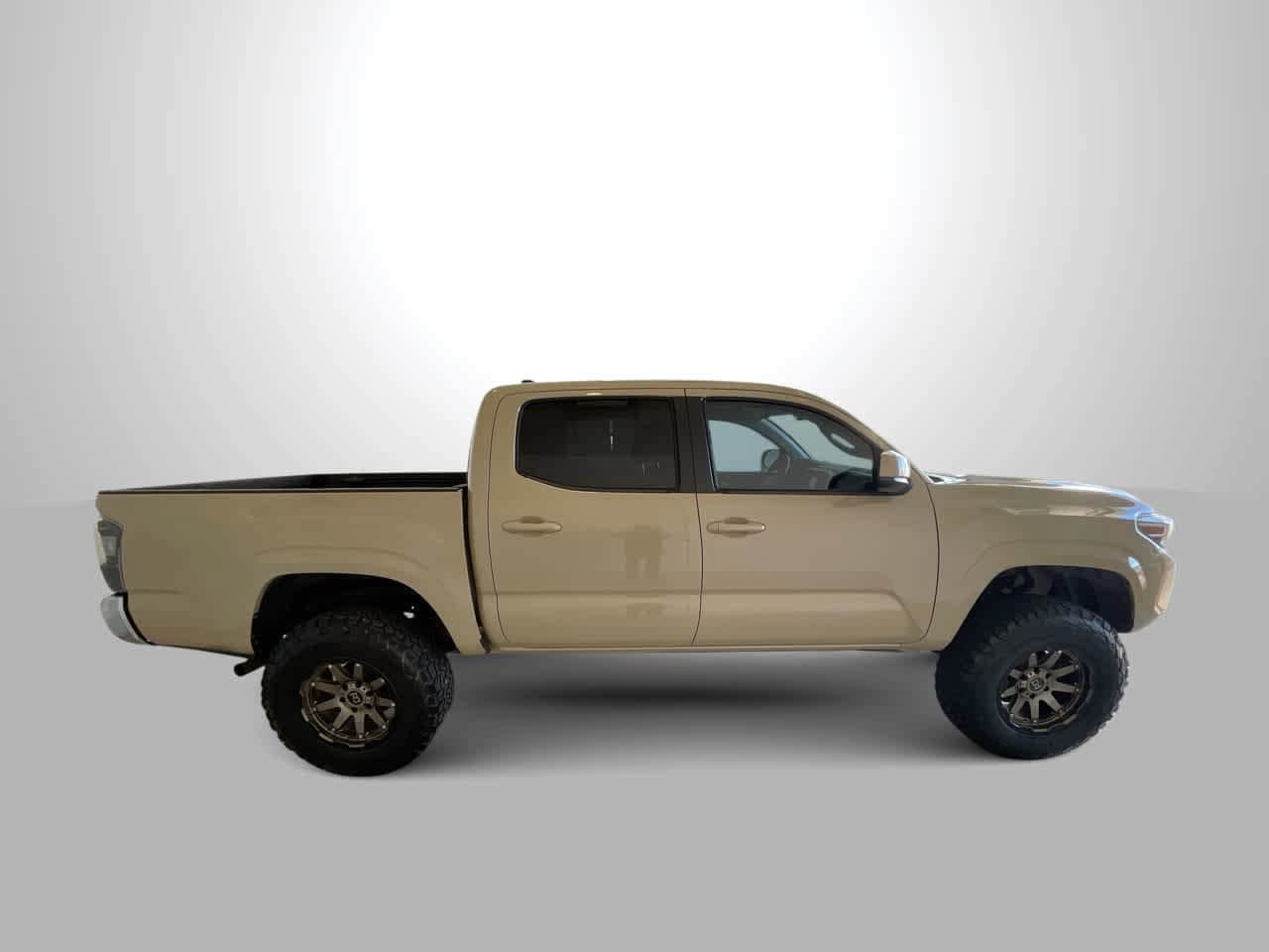 Thumbnail: 2016 Toyota Tacoma - 9