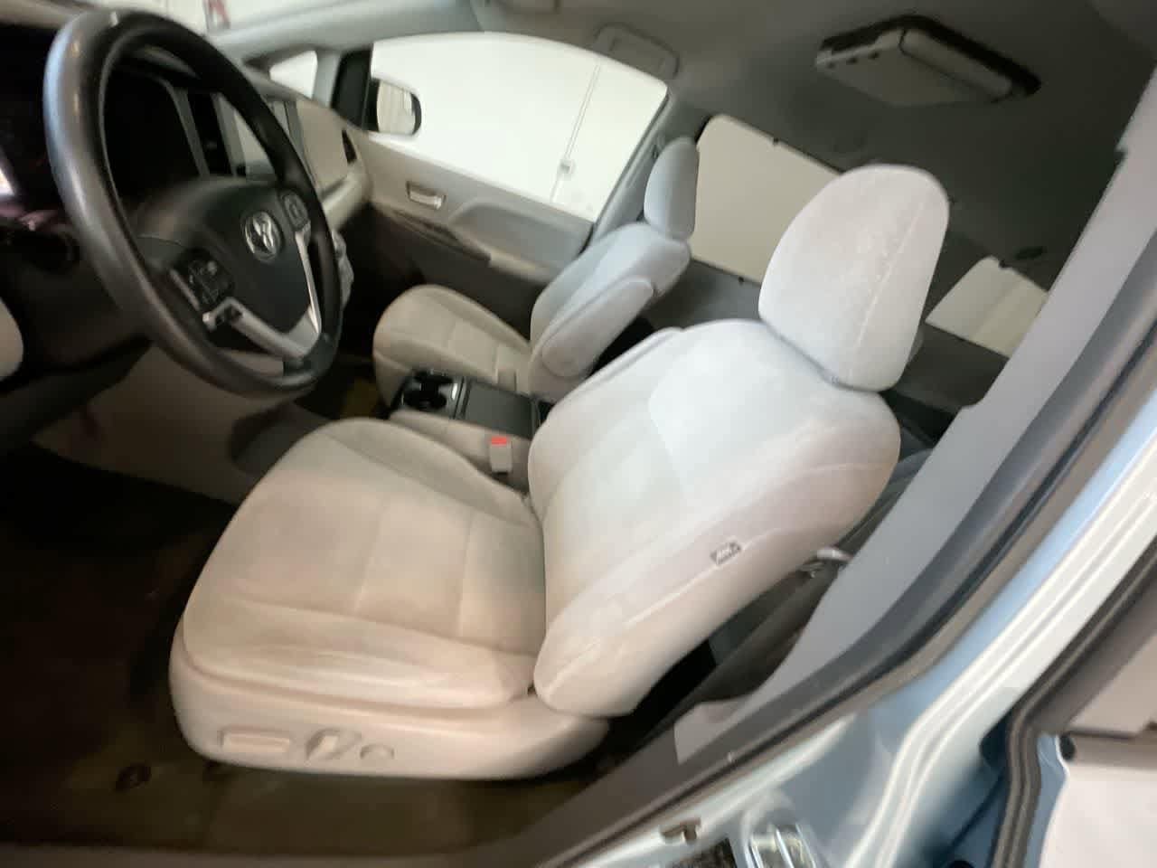 Thumbnail: 2015 Toyota Sienna - 11