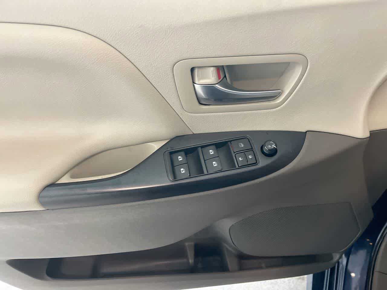 Thumbnail: 2020 Toyota Sienna - 13