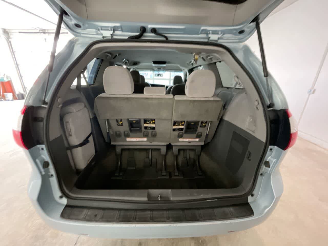 Thumbnail: 2015 Toyota Sienna - 23