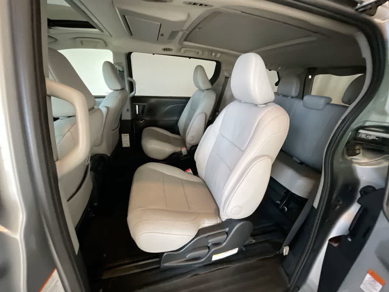 Thumbnail: 2016 Toyota Sienna - 23