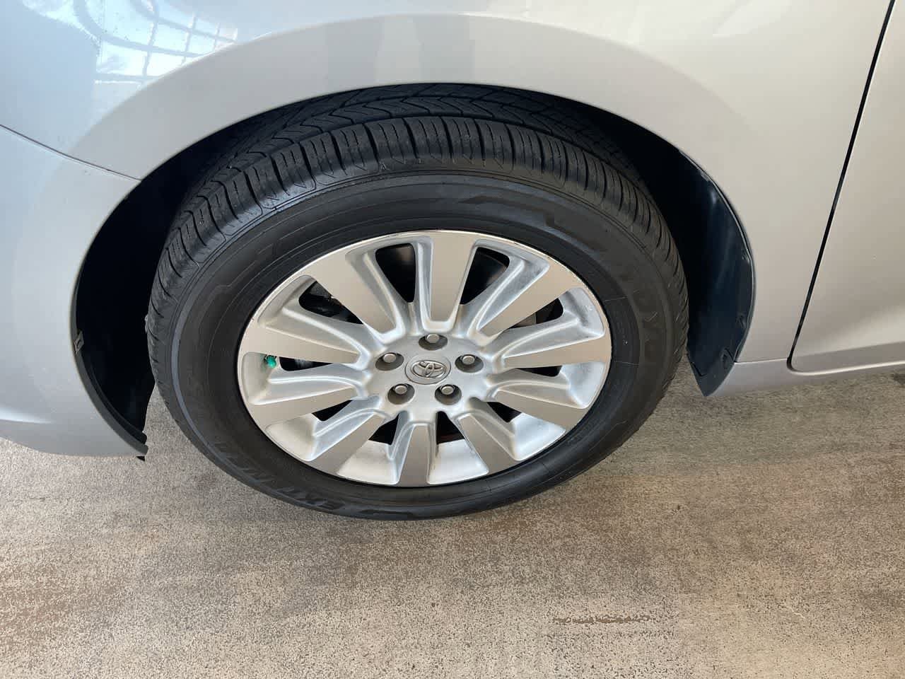 Thumbnail: 2016 Toyota Sienna - 10