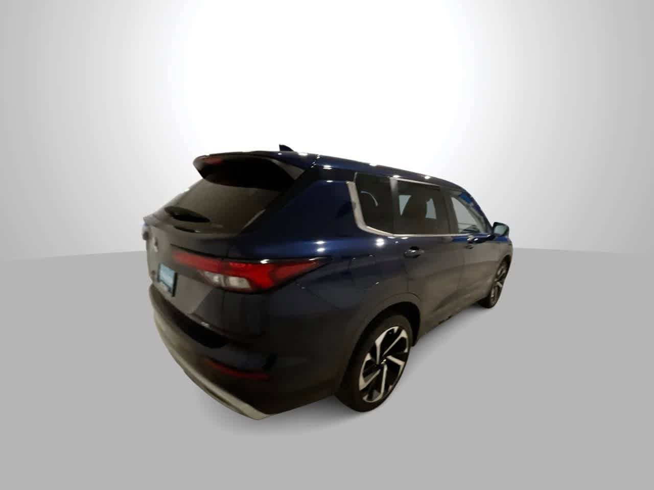 Thumbnail: 2023 Mitsubishi Outlander - 8