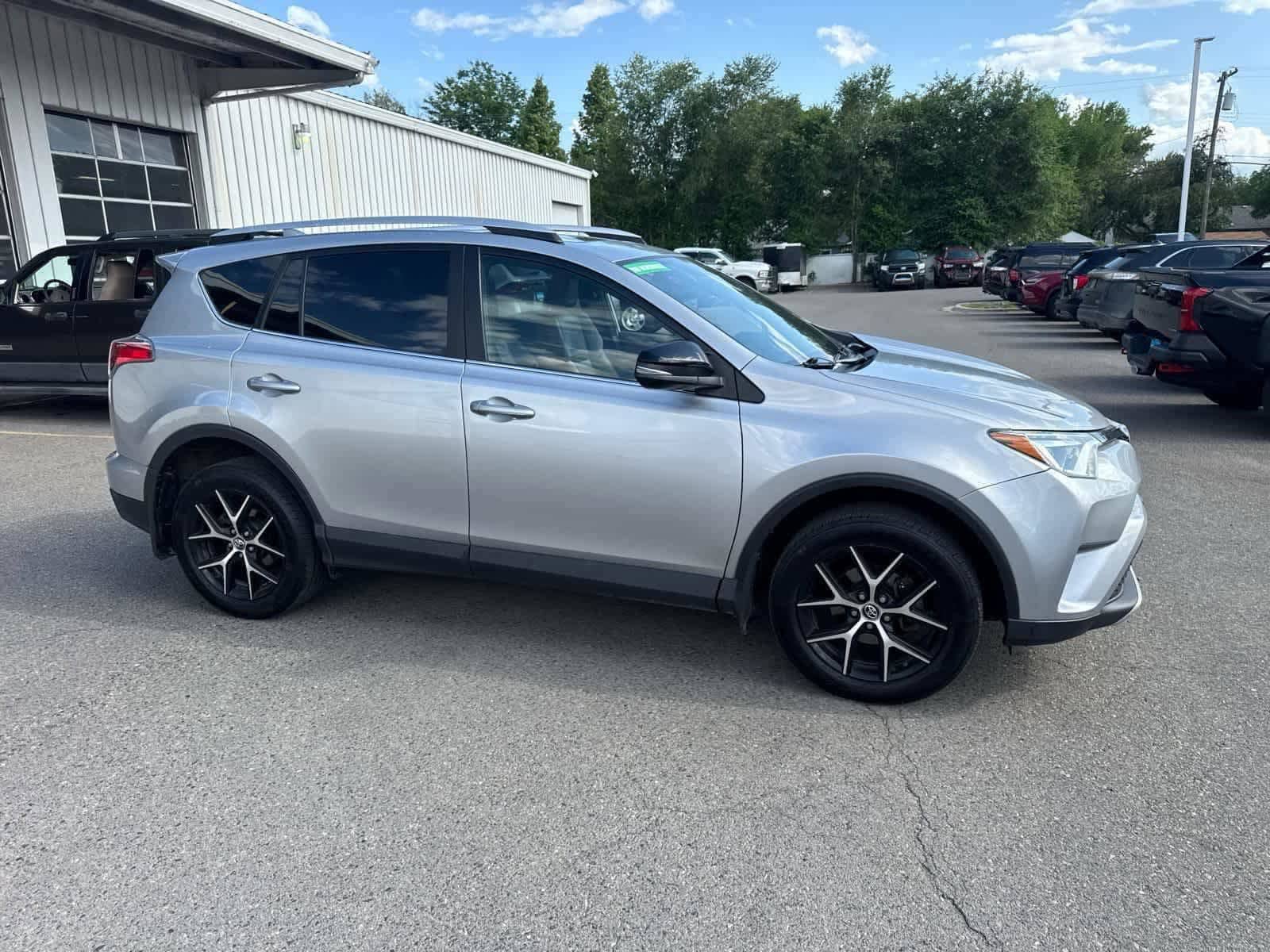 Thumbnail: 2016 Toyota RAV4 - 12
