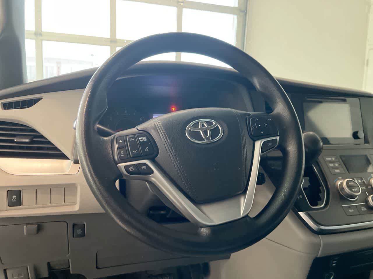 Thumbnail: 2015 Toyota Sienna - 14