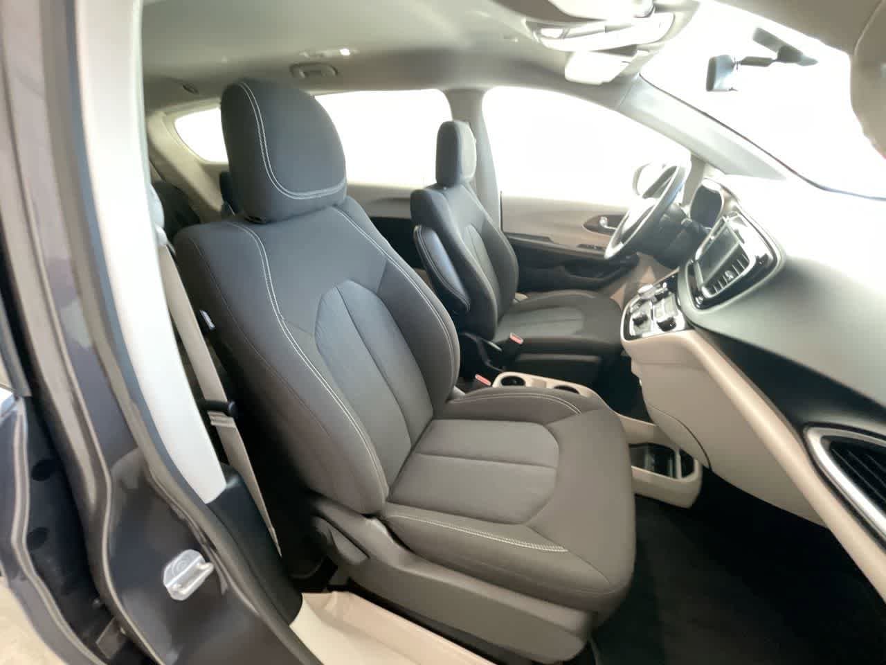 Thumbnail: 2021 Chrysler Voyager - 25