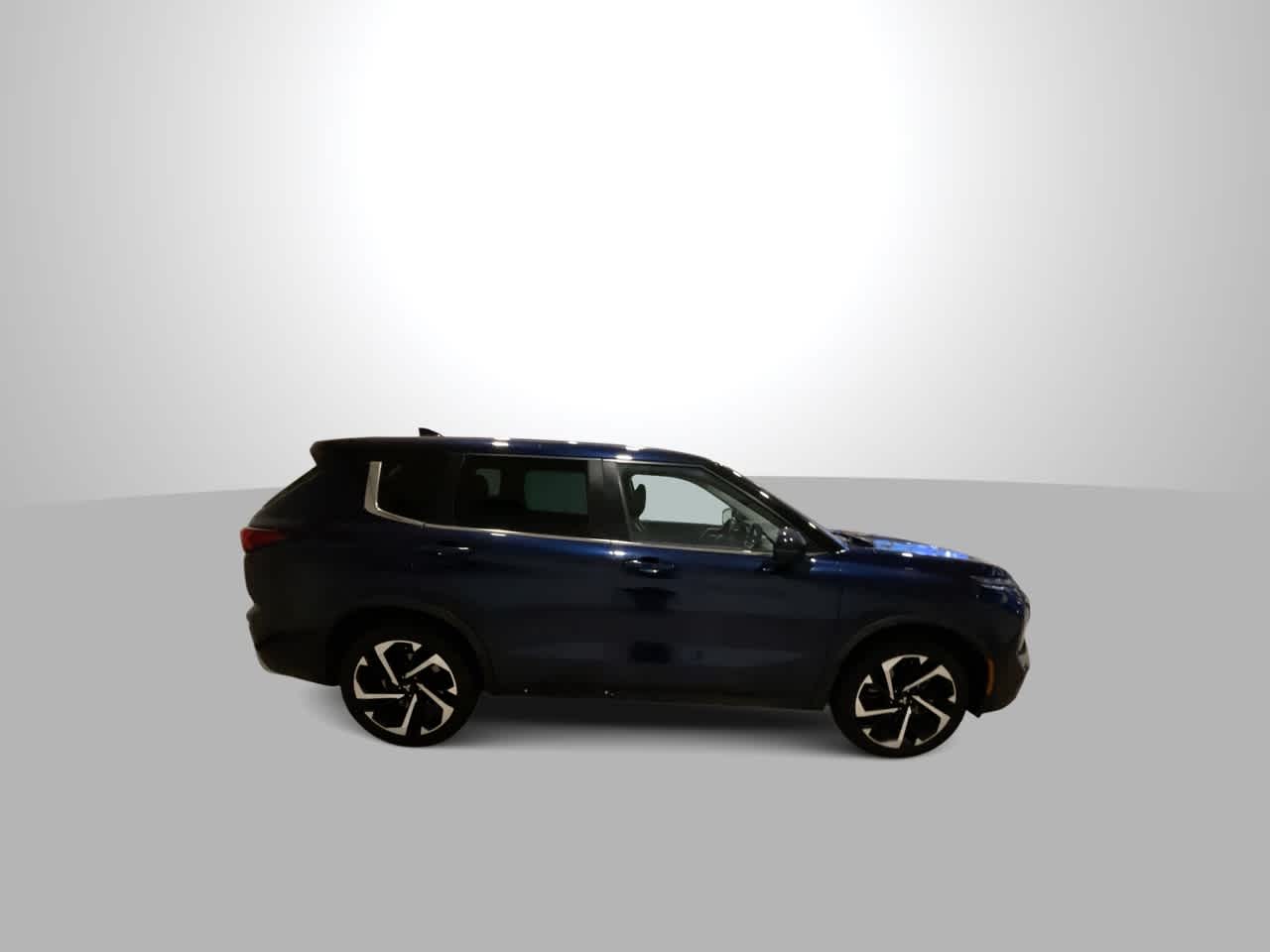 Thumbnail: 2023 Mitsubishi Outlander - 9