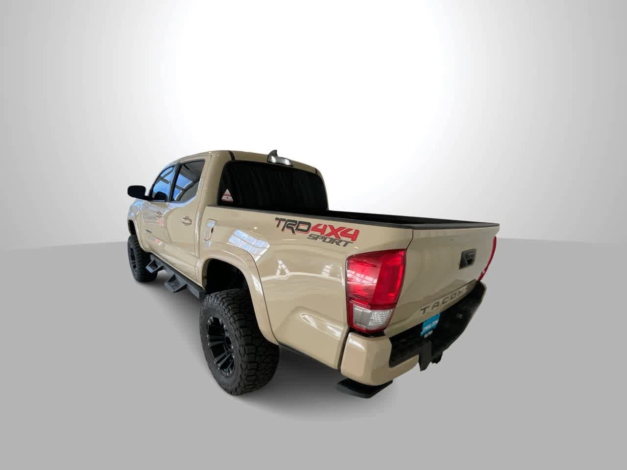 Thumbnail: 2017 Toyota Tacoma - 6