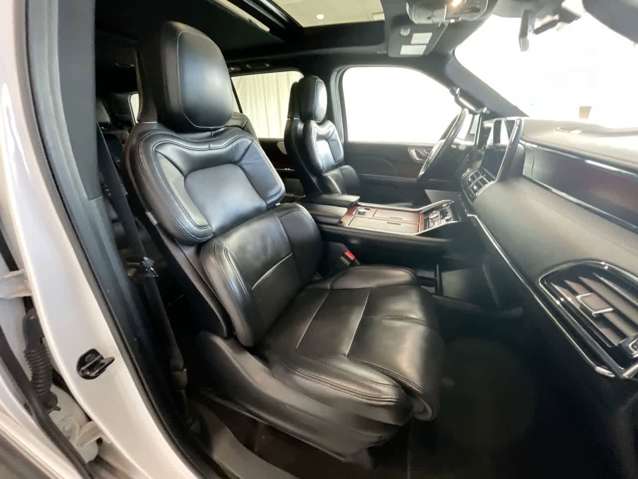Thumbnail: 2020 Lincoln Navigator - 32