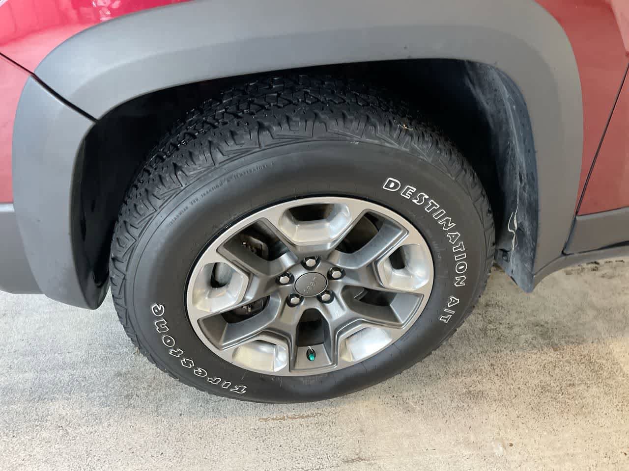 Thumbnail: 2019 Jeep Cherokee - 10