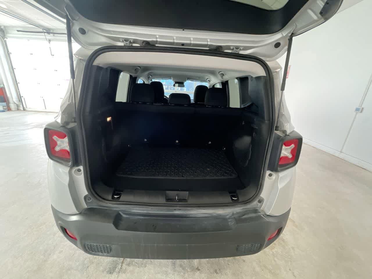 Thumbnail: 2019 Jeep Renegade - 23