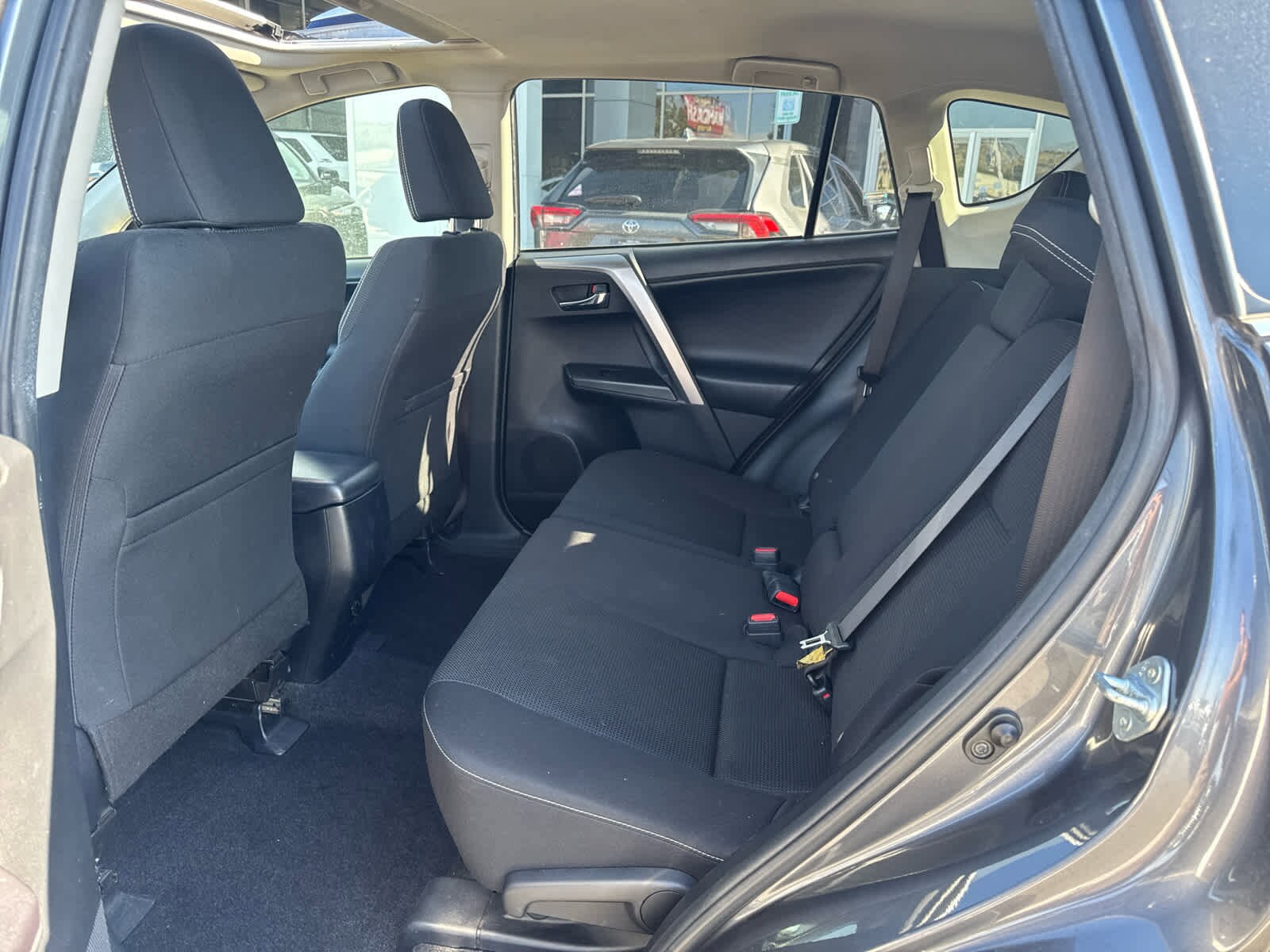 Thumbnail: 2018 Toyota RAV4 - 33