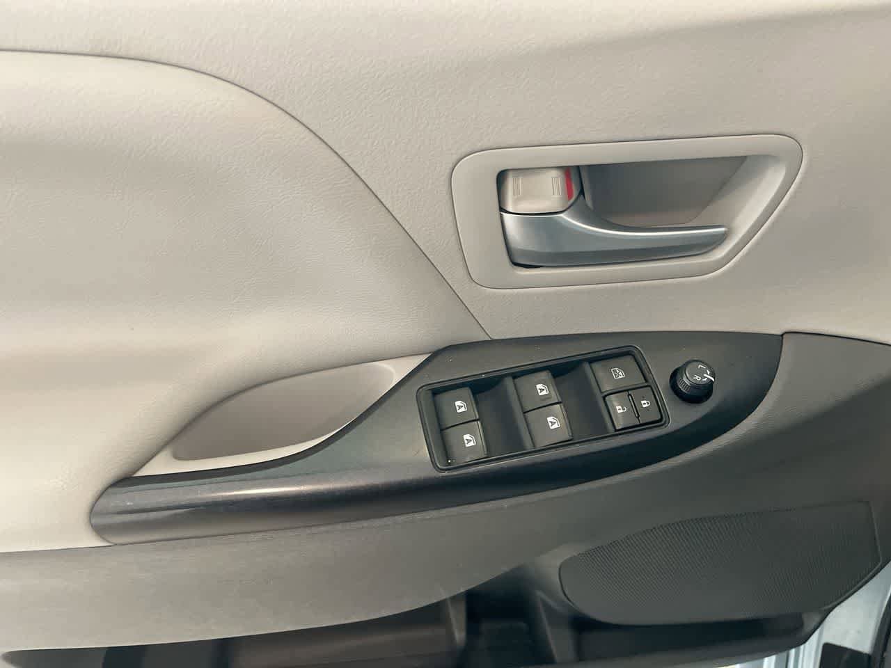 Thumbnail: 2015 Toyota Sienna - 13